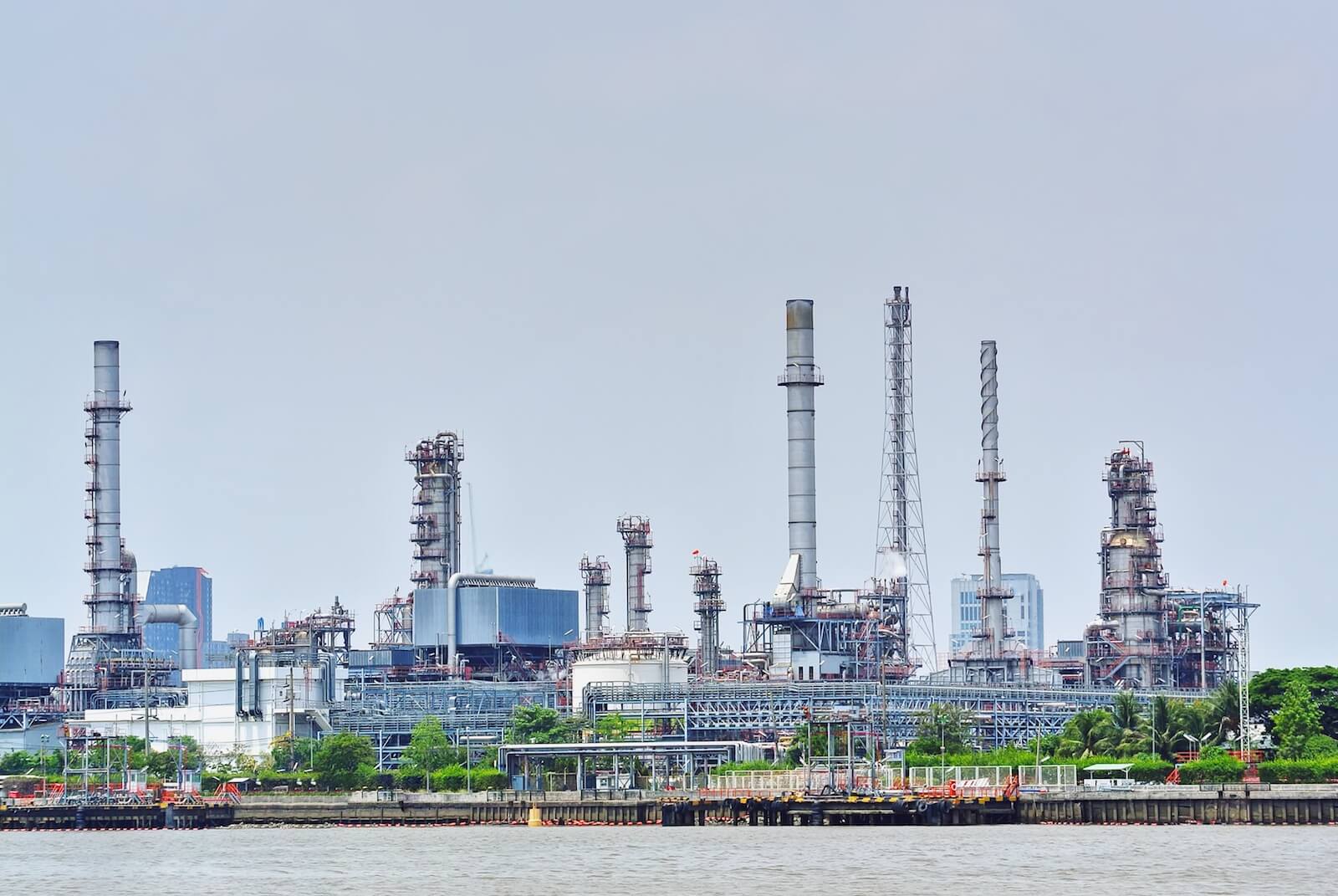 large-oil-refinery-plant-by-the-river_t20_Nx0WJE-Large.jpg